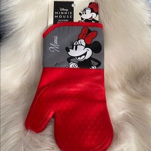 Red Silicone oven Minnie Mouse oven mitt NWT
